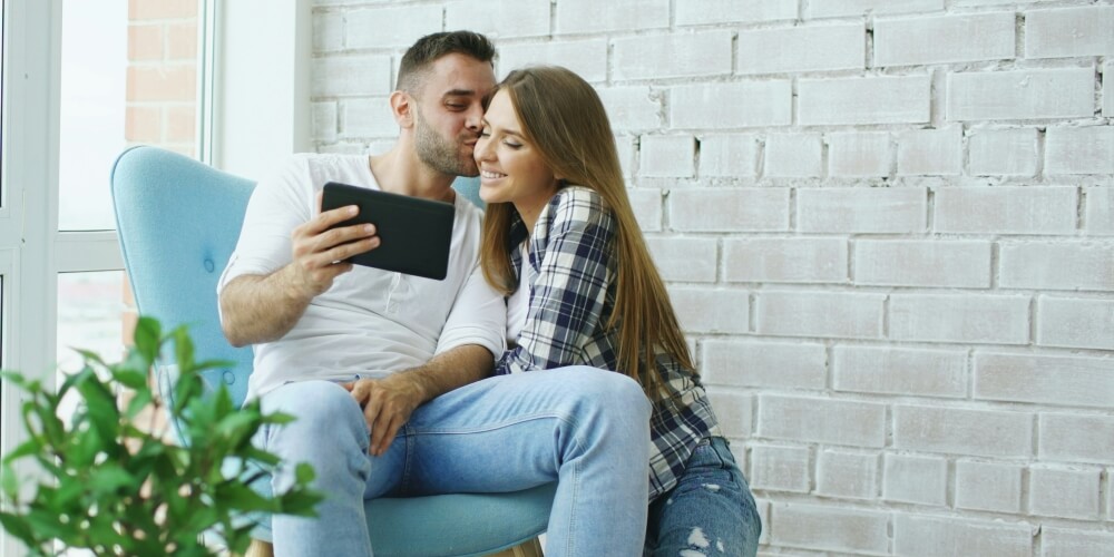 Le couple à l’ère du silence numérique : comment raviver la connexion authentique ?